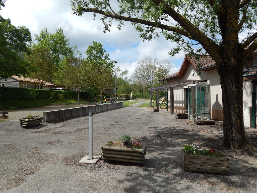 Camping Du Moulin Meyrieu-les-Etangs Bagian luar foto